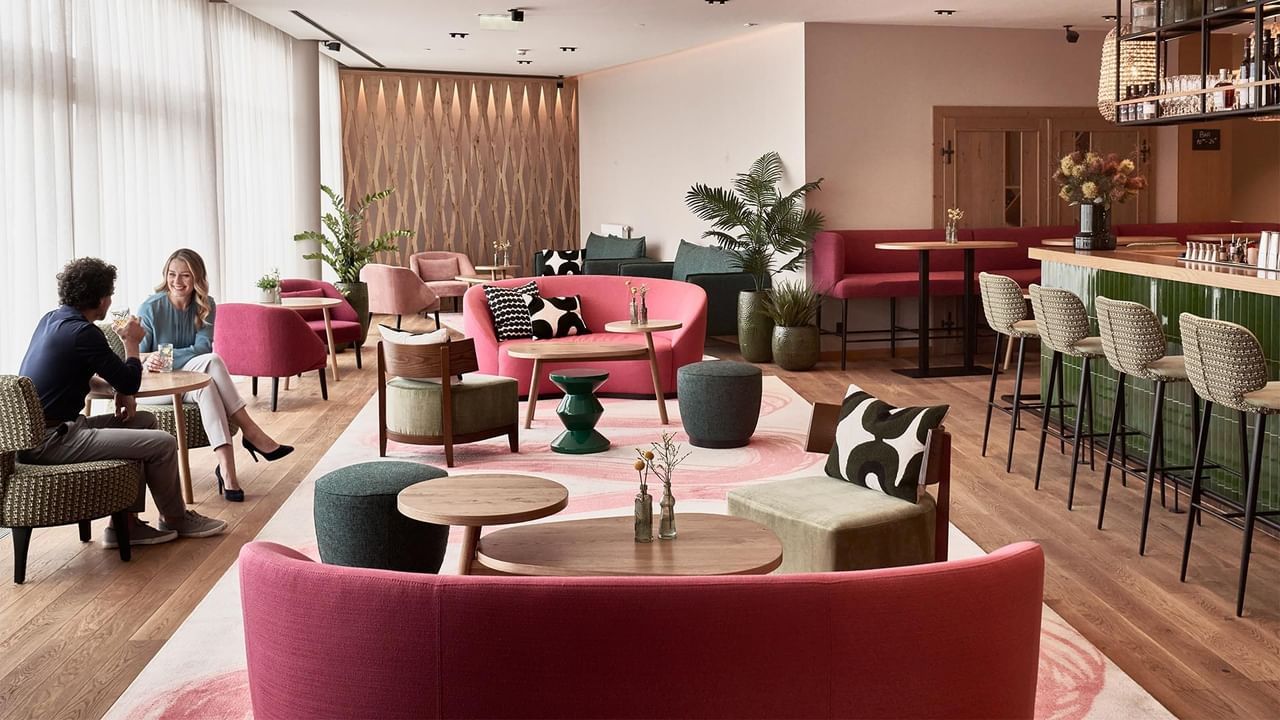 Lounge-Bereich mit gemütlichen Sitzgruppen